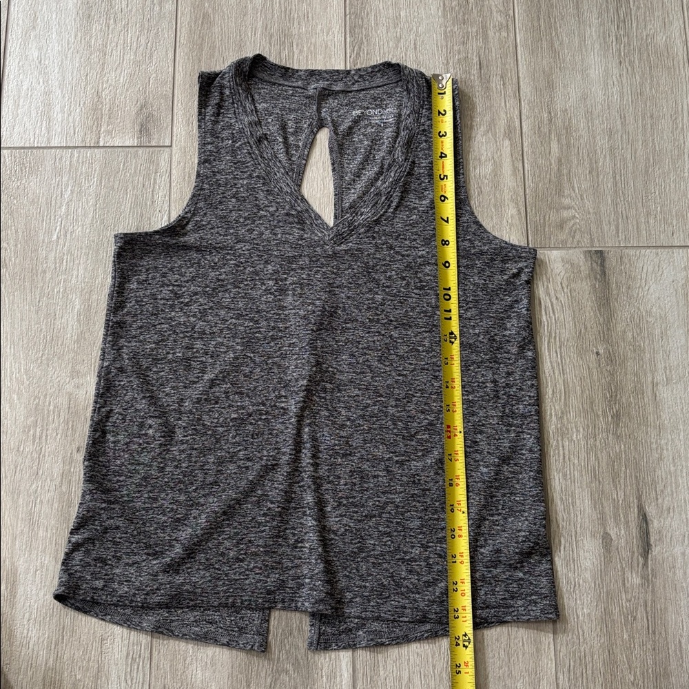 Beyond Yoga Black & Gray Space Dye V-Neck Featherweight Split Back Tank Size S - Picture 8 of 10